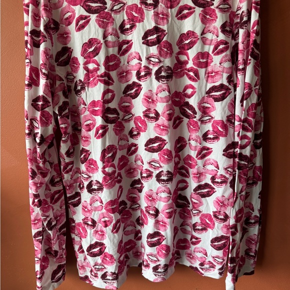 SKIMS White Long Sleeve Tee with Pink & Dark Pink Kiss Print - Picture 2 of 4